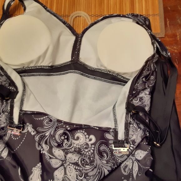 2 piece bathing suit - Picture 2 of 3